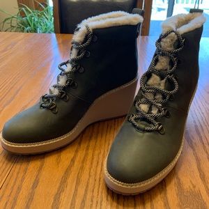 TOMS Melrose olive wedge boot with faux fur lining 9.5